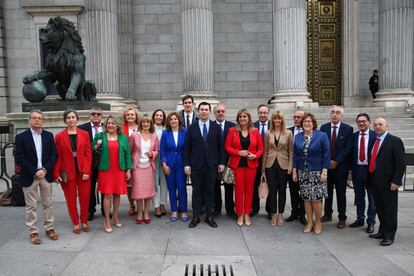 Els diputats gallecs del PSOE a l'entrada del Congrés.