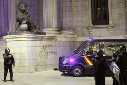 La ocupación de las escaleras y la pintada con el texto "Abajo el régimen" en la base de uno de los leones del Congreso de los Diputados han motivado la detención de seis personas.