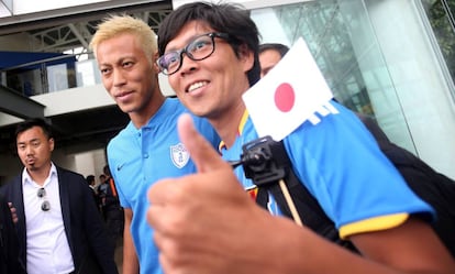 Honda durante su presentación junto con un aficionado