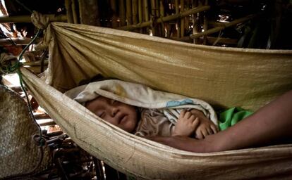 La cuna de Pastora, de seis meses, es un saco atado en una esquina de la vivienda de sus padres, un joven matrimonio que sueña con cambiar las paredes de paja por unas de chapa, pero solo puede pensar en qué comerán cada día.