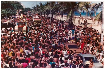 Em 1984, o galo passou pela sua grande mudança, quando as orquestras de frevo passaram a desfilar em cima de caminhões. A ideia não vingou por muito tempo, já que dois anos depois, o bloco cresceu tanto que era impossível que o som das orquestras alcançassem a multidão.