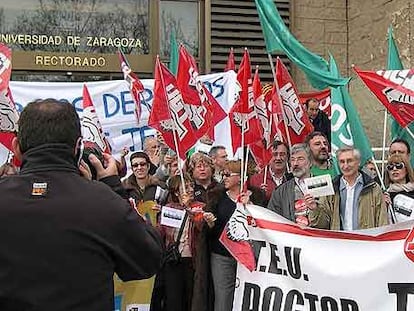 Manifestantes ante el rectorado de la Universidad de Zaragoza.