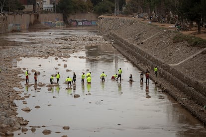 Miembros de la Unidad Militar de Emergencias (UME) rastrean a pie la Rambla del Poyo en entre las localidades valencianas de Massanassa y Catarroja.