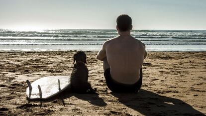 EL AMIGO INCONDICIONAL. «Haya olas en esta vida o no las haya, él no se moverá de mi lado. Soy muy aficionado al surf, me aporta muy buenas sensaciones. Es un momento de calma, de mucha tranquilidad y no hay nada mejor que compartirlo con un buen amigo. Sé que siempre estará ahí, que nunca me va a fallar».