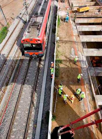 Socavón en las obras del AVE del barrio de Bellvitge de L&#39;Hospitalet.