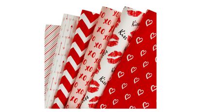 Lote de papel de regalo con diseños en rojo