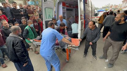 Heridos en un bombardeo israelí llegaban en ambulancia al hospital Nasser de Jan Yunis, en el sur de Gaza, este jueves.