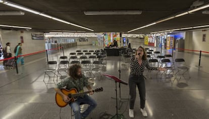 La cantant Mia Fuentes durant la seva interpretació davant del jurat.