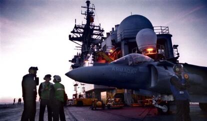 Un avi&oacute;n Harrier, parado en la cubierta del &#039;Pr&iacute;ncipe de Asturias&#039;.