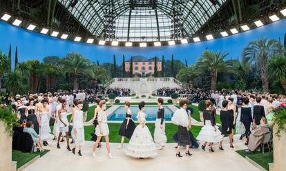 Los modelos de Chanel, en el espectacular escenario creado para el desfile.