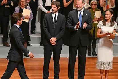 El ministro de Cultura, segundo por la izquierda, permanece con las manos cruzadas cuando El Juli se acerca a recoger el Premio Nacional de Tauromaquia.