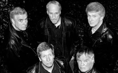 Los cinco miembros de The Sonics. Roslie, arriba a la derecha. 