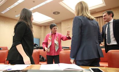 La ministra de Asuntos Exteriores, Arancha González Laya (centro), en la reunión de la Comisión de Asuntos Exteriores en el Congreso.