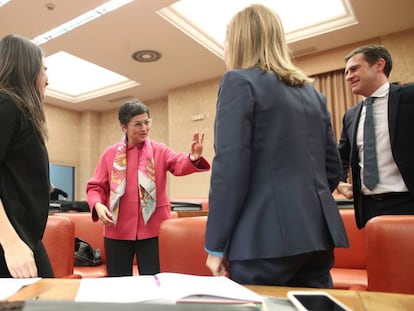 La ministra de Asuntos Exteriores, Arancha González Laya (centro), en la reunión de la Comisión de Asuntos Exteriores en el Congreso.