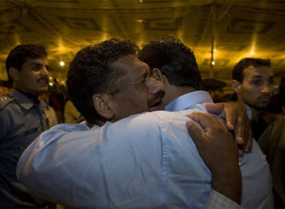 Uno de los jugadores de la selección de críquet de Sri Lanka abraza a un familiar.