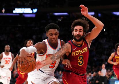 Ricky Rubio lucha con RJ Barrett durante el partido entre los Cavaliers y los Knicks en el Madison.