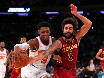 Ricky Rubio lucha con RJ Barrett durante el partido entre los Cavaliers y los Knicks en el Madison.