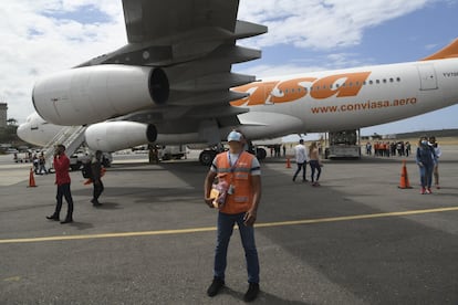 Un avión de Conviasa en el aeropuerto internacional Simón Bolivar en Maiquetia, Estado de Vargas (Venezuela), en febrero de 2021.