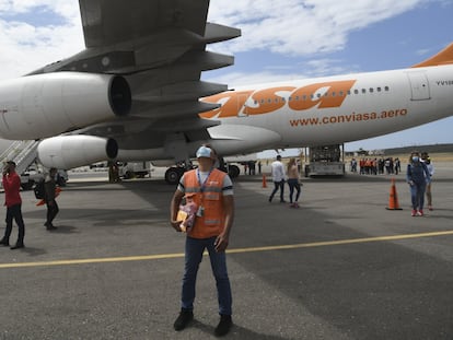 Un avión de Conviasa en el aeropuerto internacional Simón Bolivar en Maiquetia, Estado de Vargas (Venezuela), en febrero de 2021.