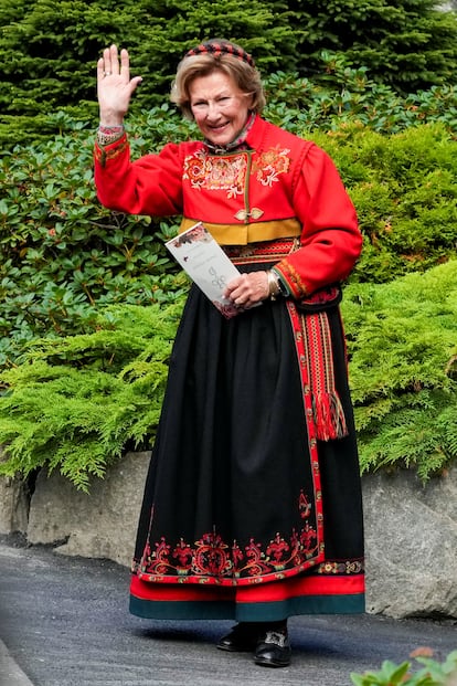 La reina Sonia, como otros miembros de la familia, ha lucido el colorido Bunad, traje regional noruego para los grandes acontecimientos, del que hay 450 tipos distintos, dependiendo de la región.