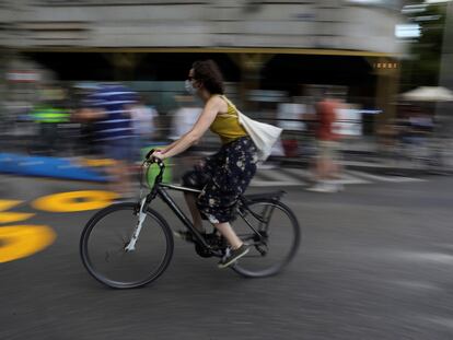 Una ciclista, en el Paseo de Recoletos de Madrid.