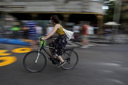 Una ciclista, en el Paseo de Recoletos de Madrid.