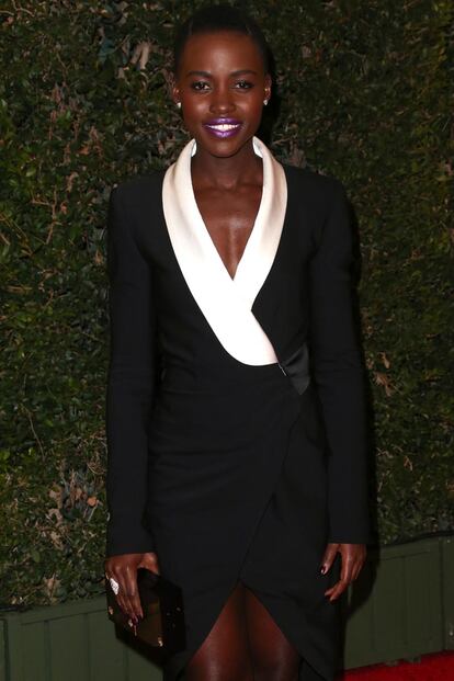 Se está convirtiendo en una de nuestras favoritas sobre la alfombra roja: Lupita Nyong’o, con diseño bicolor de Prabal Gurung.