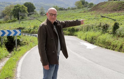 El alcalde de Karrantza (Bizkaia), Raúl Palacio, señala parte del tendido eléctrico caído tras enredarse una vaca con los cables.
