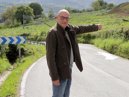 El alcalde de Karrantza (Bizkaia), Raúl Palacio, señala parte del tendido eléctrico caído tras enredarse una vaca con los cables.