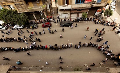 Los manifestantes esperan para atravesar los puestos de control y así poder ingresar a la plaza Tahrir (plaza de la Liberación), durante una masiva protesta.