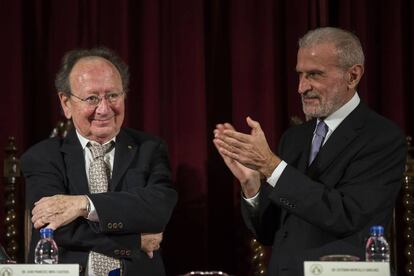 Joan Francesc Mira, a la izquierda, junto al rector de la Universitat de Val&egrave;ncia, Esteban Morcillo.