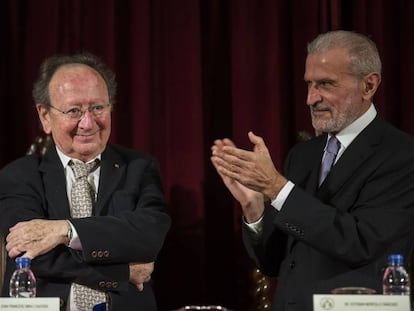 Joan Francesc Mira, a l'esquerra, amb el rector de la Universitat de València, Esteban Morcillo.