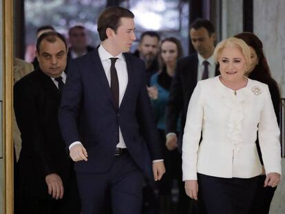 El canciller austriaco Sebastian Kurz, dando el relevo a la primera ministra rumana, Viorica Dancila.