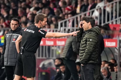 El colegiado Pizarro Gómez advierte al técnico del Almería, Rubi, en el partido de la pasada jornada del Almería ante el Girona.