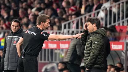 El colegiado Pizarro Gómez advierte al técnico del Almería, Rubi, en el partido de la pasada jornada del Almería ante el Girona.