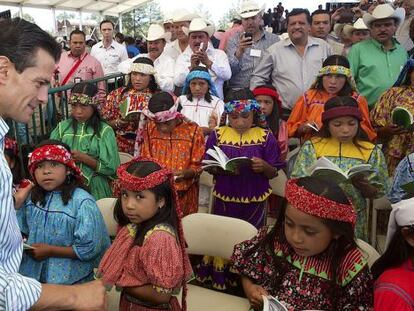 Peña Nieto com crianças Tarahumaras em 2 de junho.