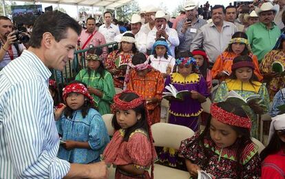 Pe&ntilde;a Nieto con unas ni&ntilde;as Tarahumaras el 2 de junio.