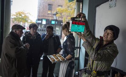 Un momento del rodaje de ‘My Bakery in Brooklyn’. “La película tiene mucho de Lubitsch y de Capra, de ese entorno de historias de barrio donde todo ocurría en las mismas localizaciones y donde al final el barrio tenía un protagonismo especial para ayudar o salvar la situación”, asegura el director Gustavo Ron.