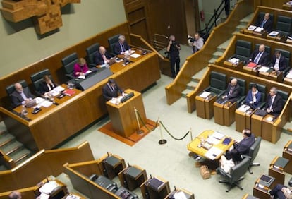 El 'lehendakari', Patxi López, interviene desde la tribuna en un pleno del Parlamento.