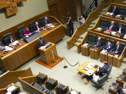El 'lehendakari', Patxi López, interviene desde la tribuna en un pleno del Parlamento.