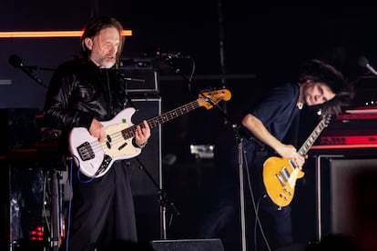 Thom Yorke y Jonny Greenwood actuando con The Smile, grupo paralelo a Radiohead, en diciembre de 2022 en Los Ángeles. 

