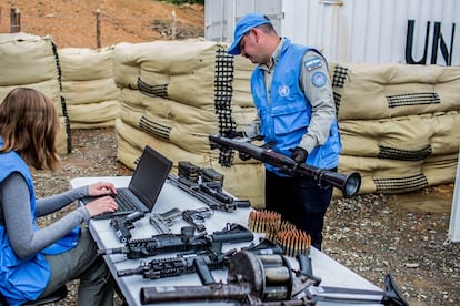Observadores de las Naciones Unidas revisan armas entregadas por las FARC. La guerrilla ha iniciado la entrega a la Misión de la ONU de un segundo lote de armas que constituyen el 30 % de su arsenal, en un acto en la zona rural de La Elvira, en el departamento del Cauca (suroeste).