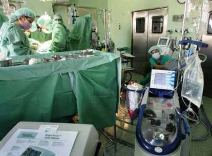 Quirófano del  Hospital de La Princesa de Madrid, donde utilizan una máquina que se encarga de recuperar la sangre de los pacientes durante las operaciones.