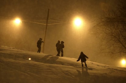 Pessoas andam sobre a neve no Leonard Gordon Park, na cidade de Jersey.