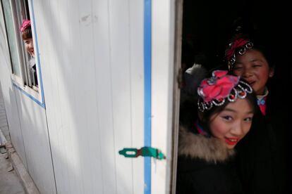 Varios artistas salen de su camerino durante las actuaciones del Año Nuevo Chino en Pekín (China).