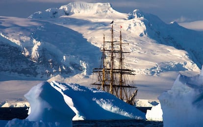 La arboladura del bergantín 'Bark Europa' asoma entre hielos en la Península Antártica, el 26 de enero de 2016.