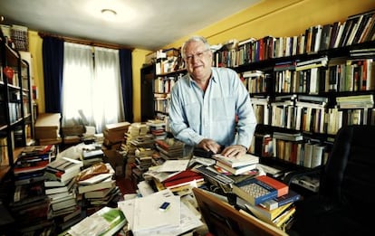 J. J. Armas Marcelo, en su casa de Madrid.