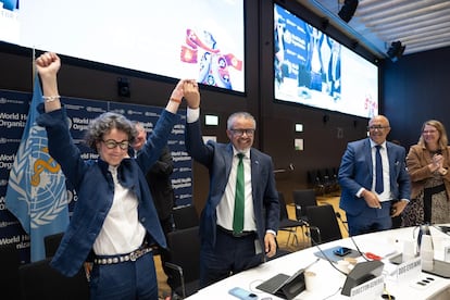 Tedros Adhanom Ghebreyesus, director general de la OMS, celebra en la madrugada del miércoles en Ginebra el consenso sobre el borrador del acuerdo de pandemias.