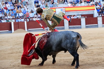 Un momento de la cogida sufrida por Román en el primer toro de la tarde.