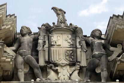 Escudo franquista que todavía corona una de las entradas del Rectorado de la Universidad de Sevilla.